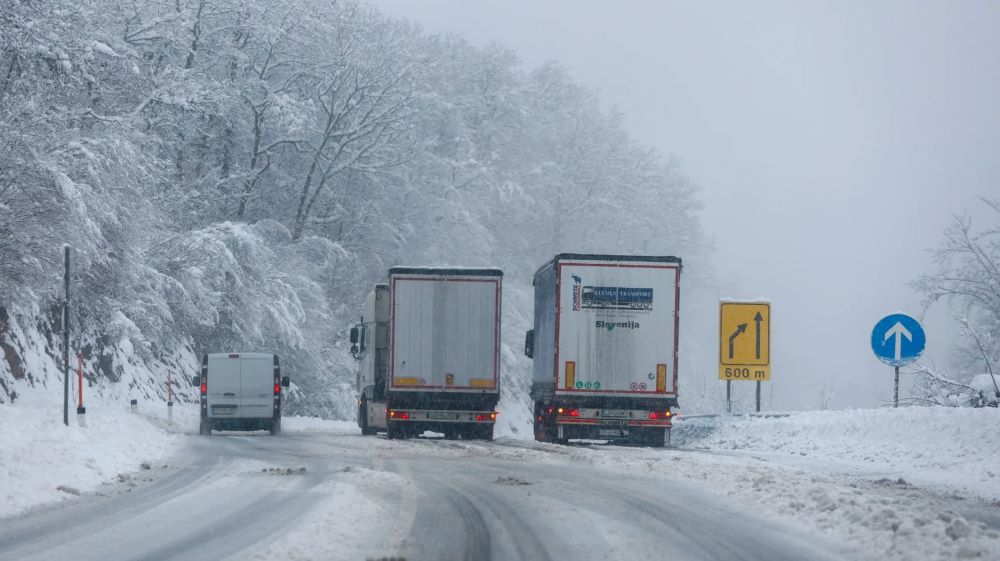 Reshje bore, anulime fluturimesh dhe probleme transporti, moti i keq paralizon Europen Veriore